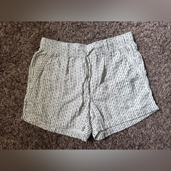 Old Navy Cream Shorts Size Medium - Picture 1 of 7